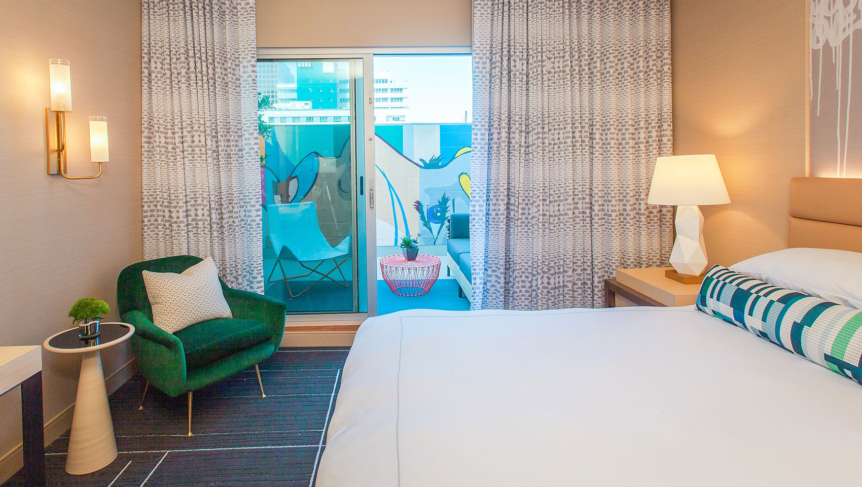Hotel Wilshire guestroom